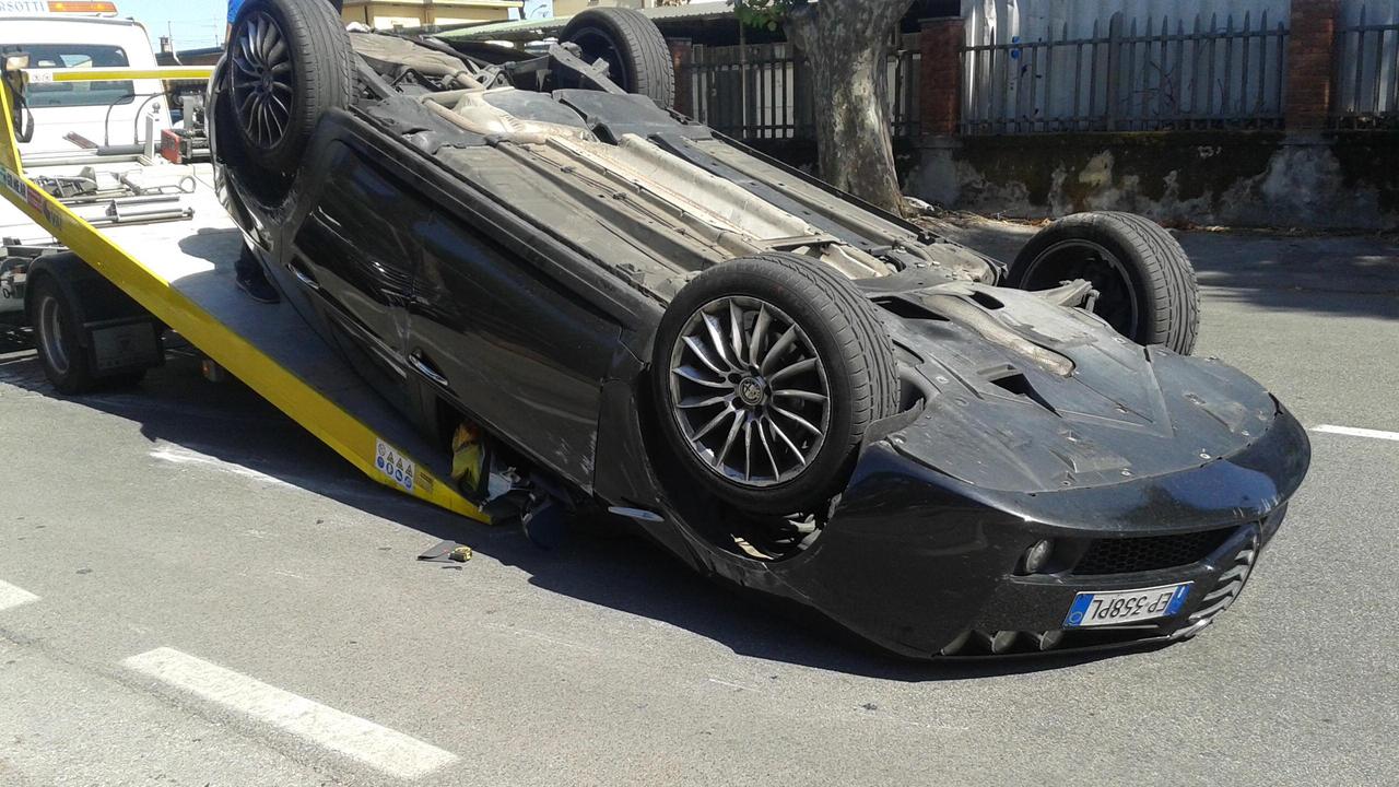 Sbatte contro un furgone e si cappotta con l'auto: illeso