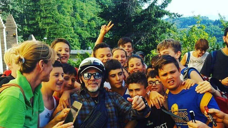 Vasco Rossi "accerchiato" dai giovani cestiti dell'Use