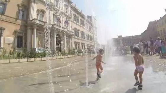 Qui, dove il mare è un fiume O una piazza o una piscina...
