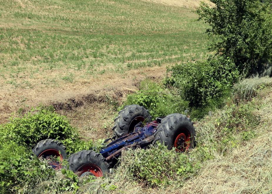 Savignano, non vede la buca e cappotta col trattore  
