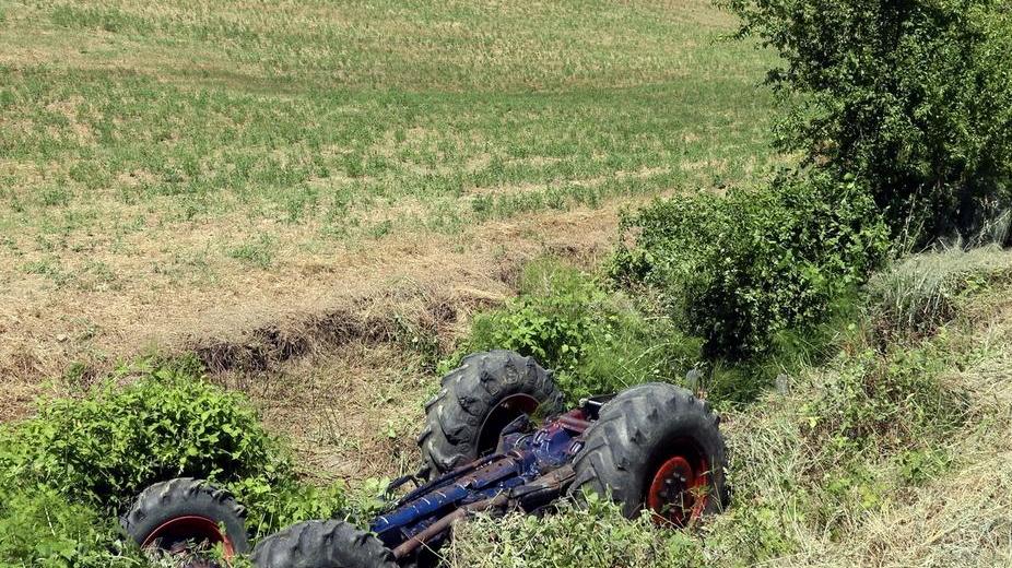 Savignano, non vede la buca e cappotta col trattore