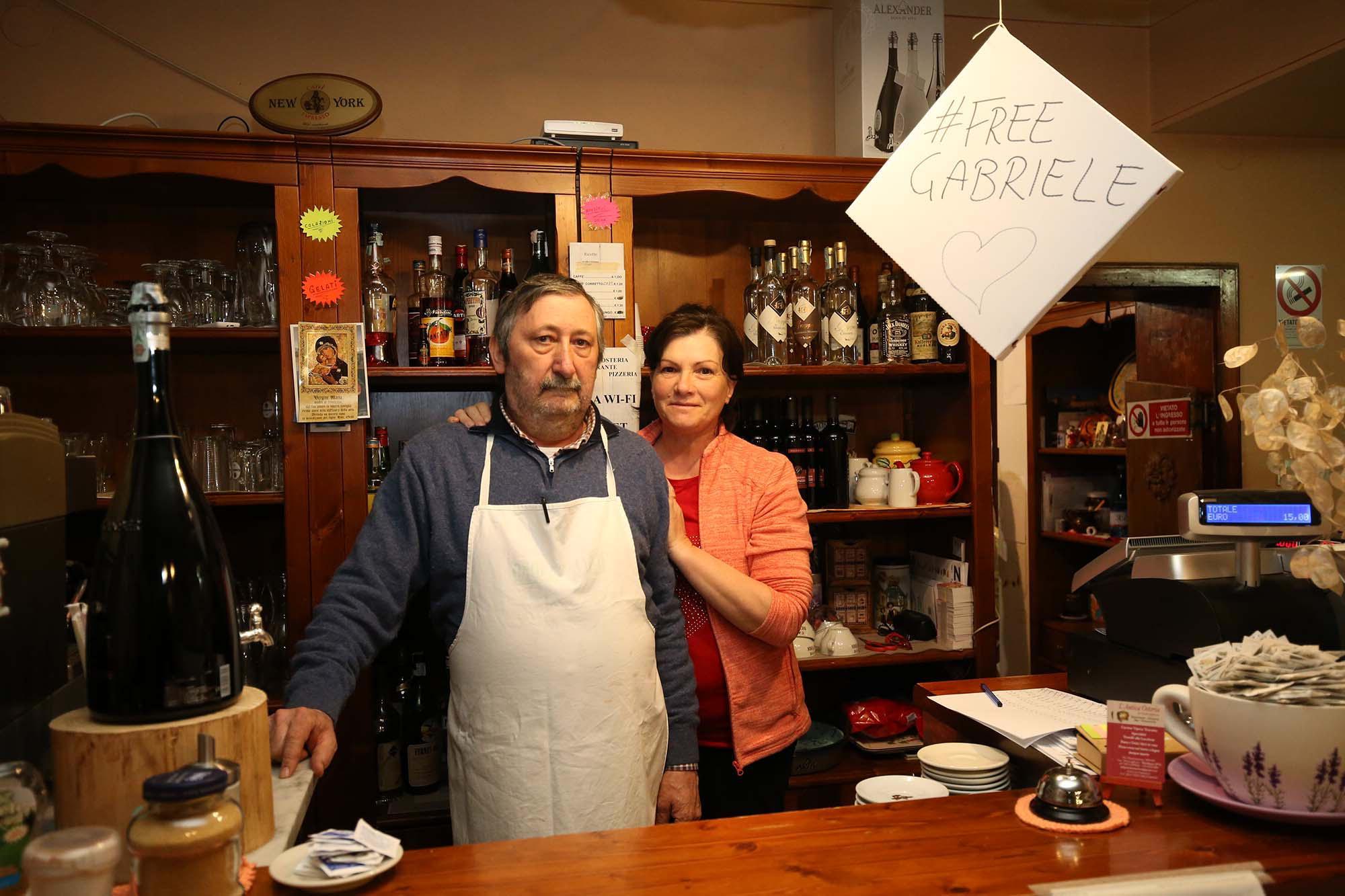 Massimo Del Grande con la moglie nella sua osteria di Panicagliora 