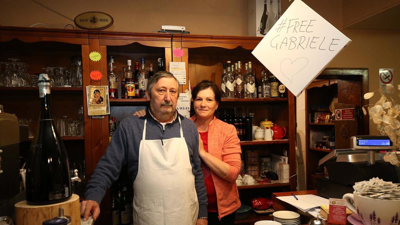 Massimo Del Grande con la moglie nella sua osteria di Panicagliora