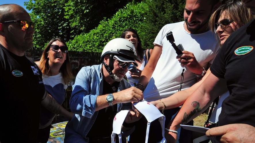 Vasco a Zocca: i fans, la moto e la solita briscola al Bibap con l’abbraccio a “nonna” Rina