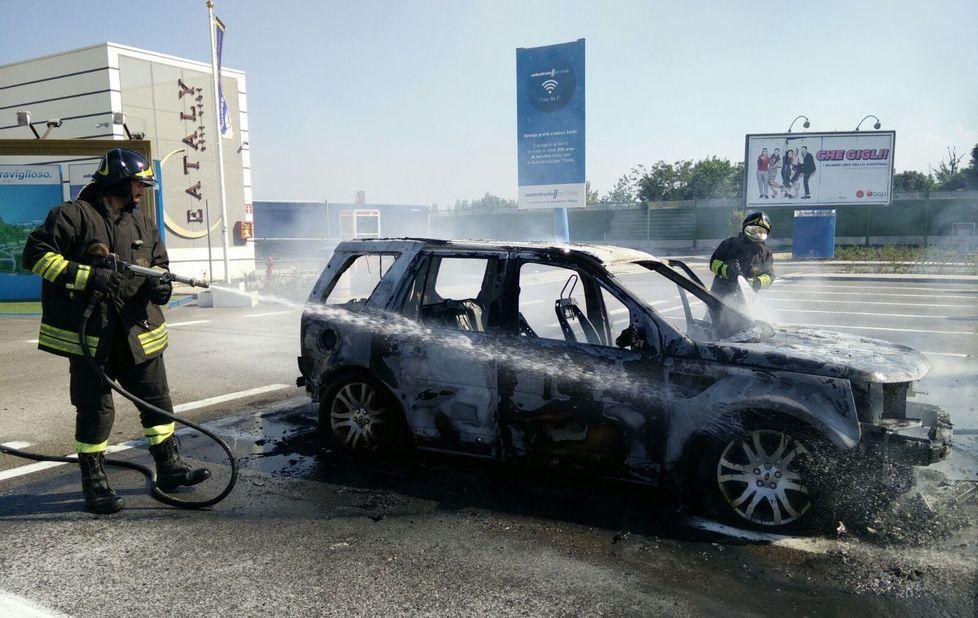 Secchia Ovest, auto prende fuoco 