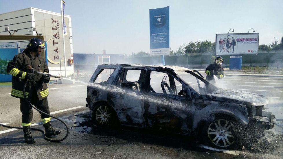 Secchia Ovest, auto prende fuoco