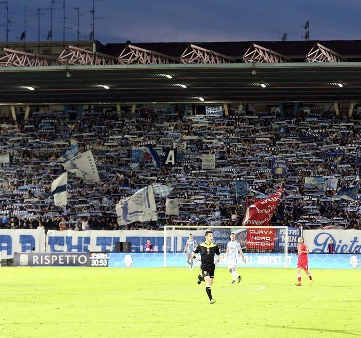 L’IRONIA: COME A WEMBLEY