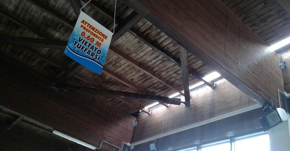 Sì alla nuova copertura per la piscina comunale 
