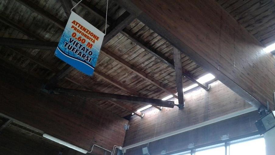 Sì alla nuova copertura per la piscina comunale