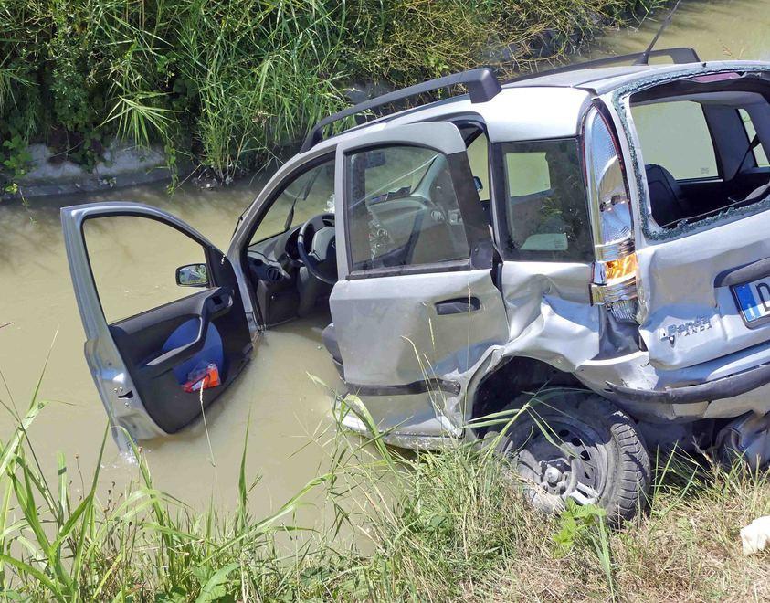 Macchine nel canale sulla via Imperiale In due all’ospedale