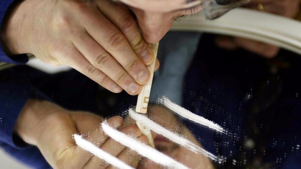 “Fatta” di coca, chiude in bagno l’amico scambiato per un mostro
