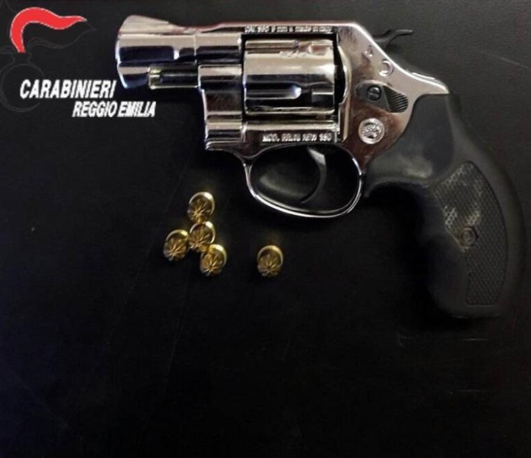 Minaccia moglie e vicina con una pistola 