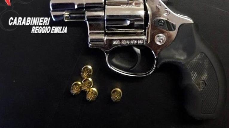 Minaccia moglie e vicina con una pistola