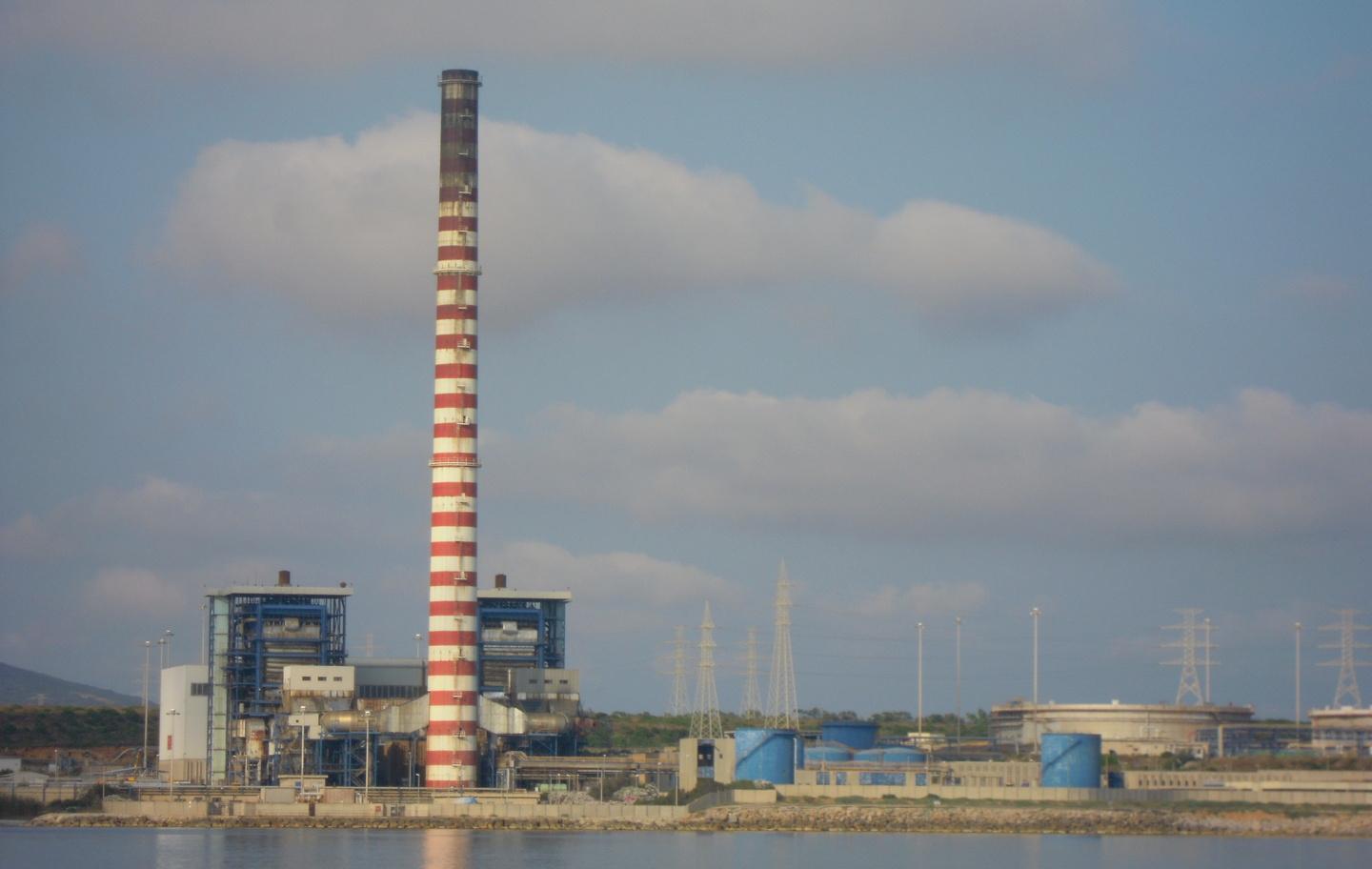 I sindacati: «Pagano sempre i lavoratori» 