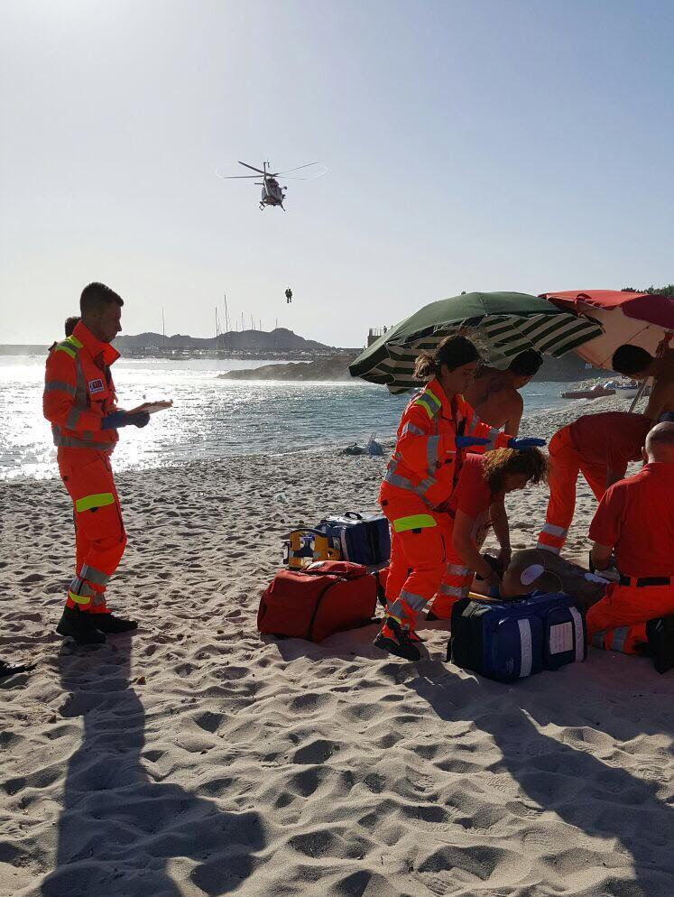 Malore fatale in mezzo al mare, muore un sassarese 