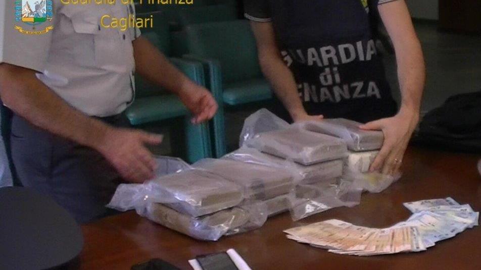 La droga solidificato scoperta dalla guardia di finanza in un'autofficina vicino a Cagliari