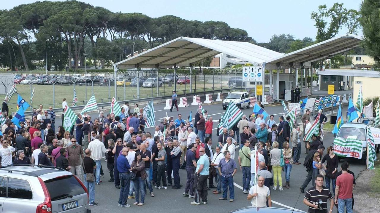 Una protesta davanti la base di Camp Darby