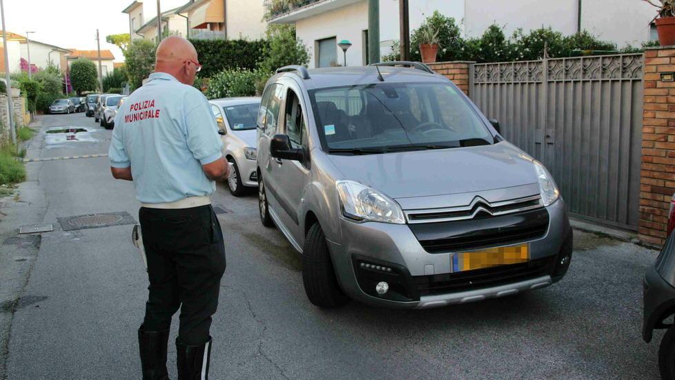 Bimba di due anni travolta dall’auto di un vicino di casa a Viareggio 