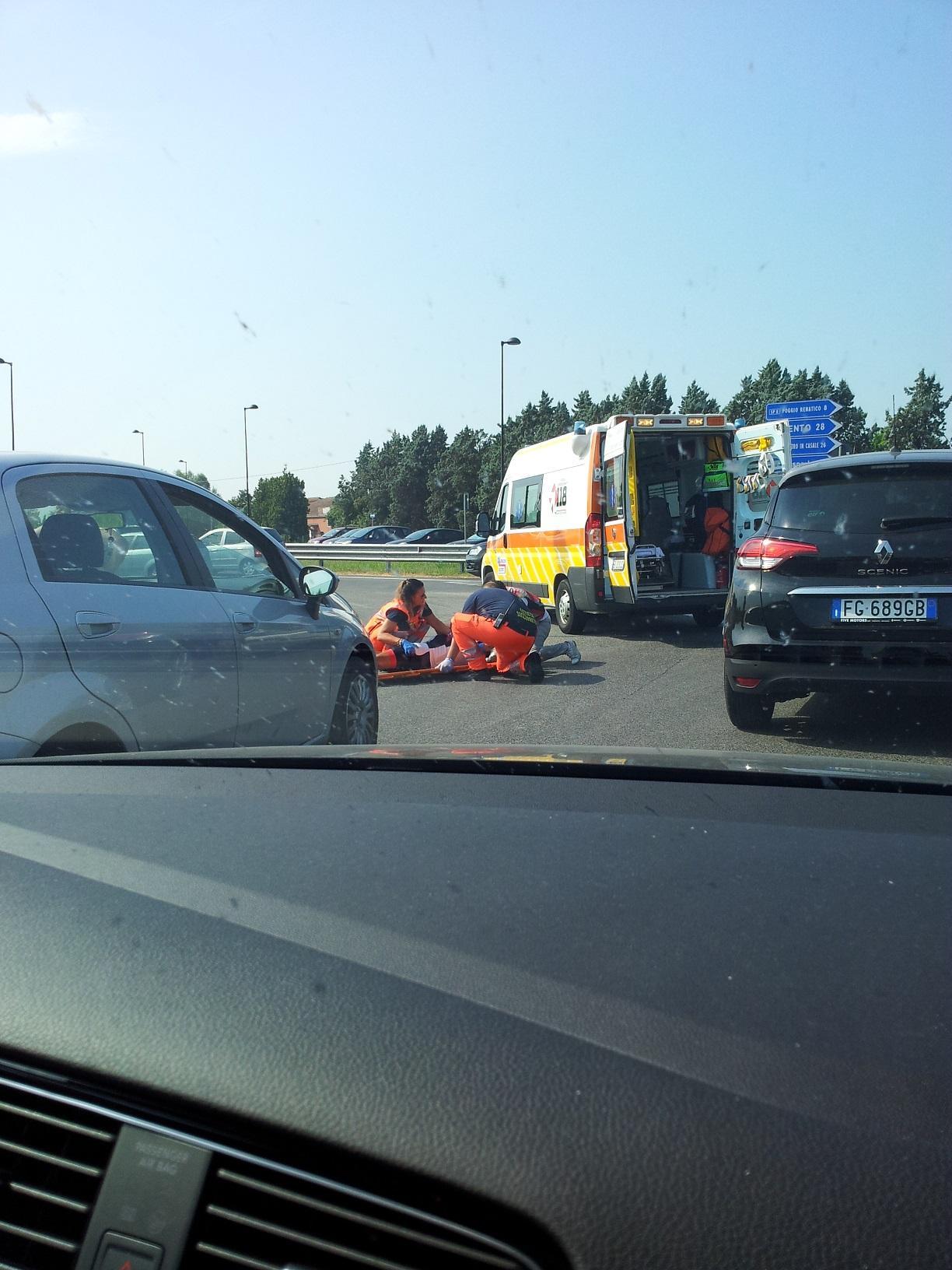 I soccorsi in via Uccellino per un ciclista investito