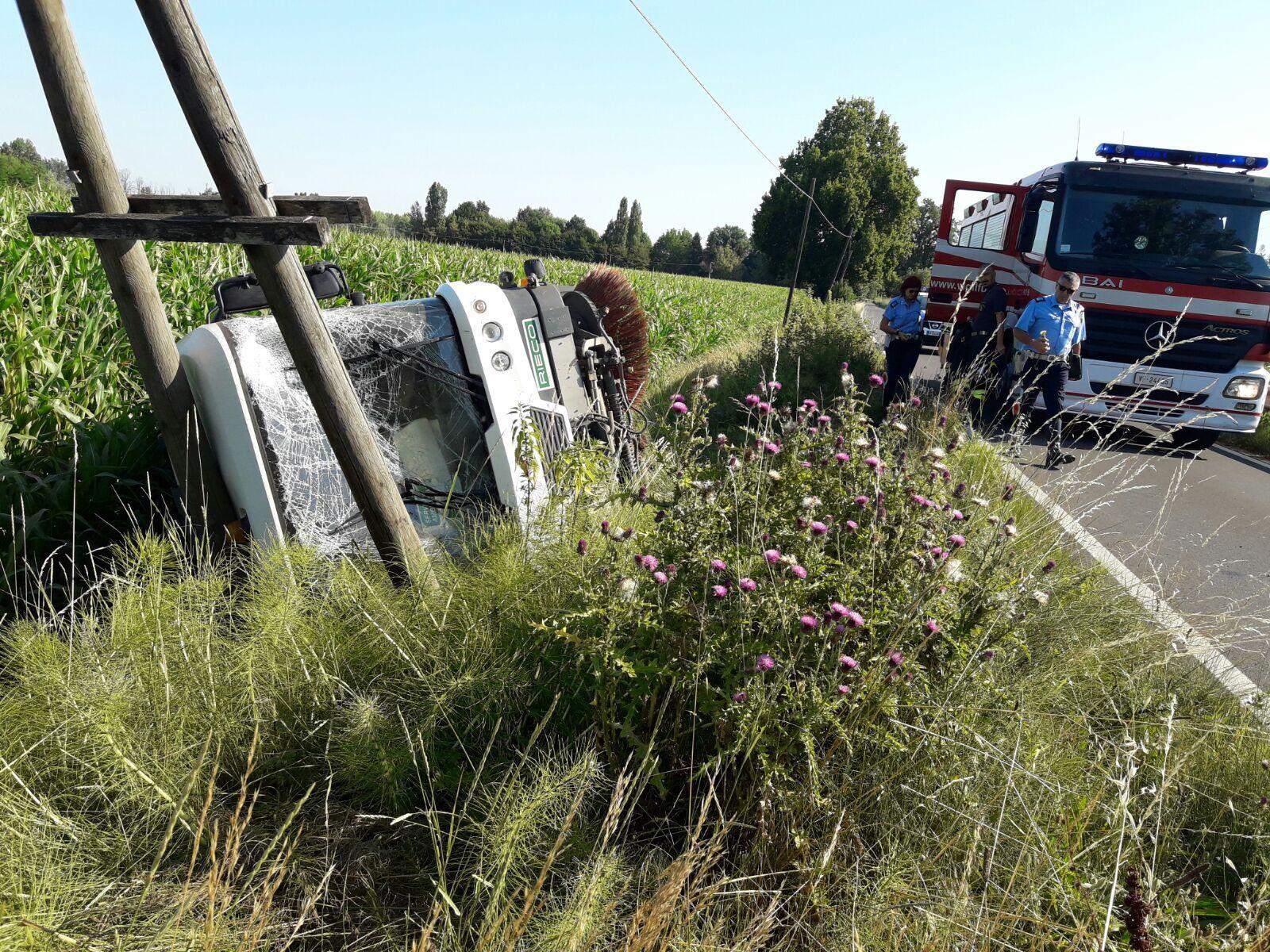 Strada Formigina, spazzatrice finisce fuori strada: ferito il conducente 
