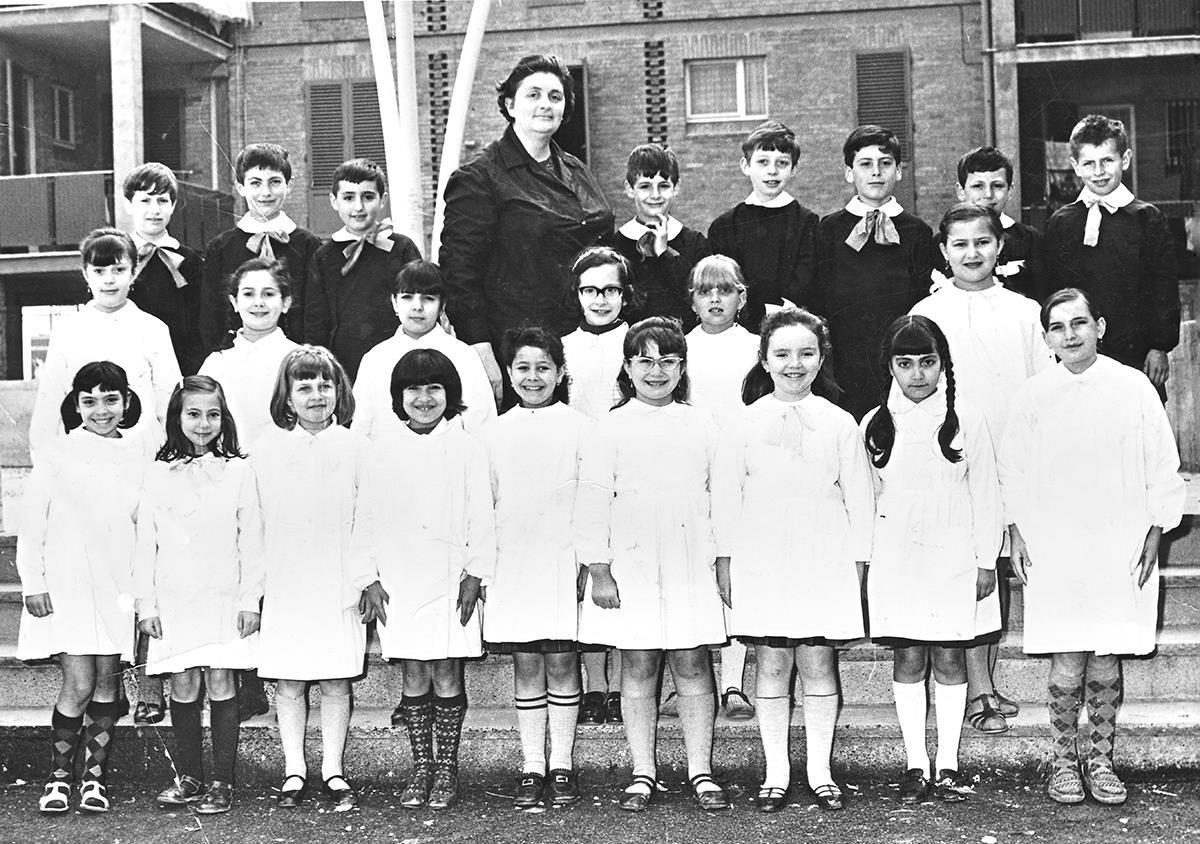 Gli alunni del Villaggio Gescal con la maestra Maria Scermino nel 1967