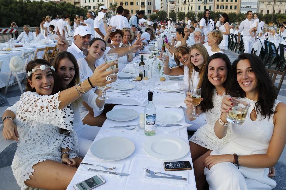 Una delle tavolate della "cena in bianco" alla Terrazza Mascagni (Repetti Pentafoto)
