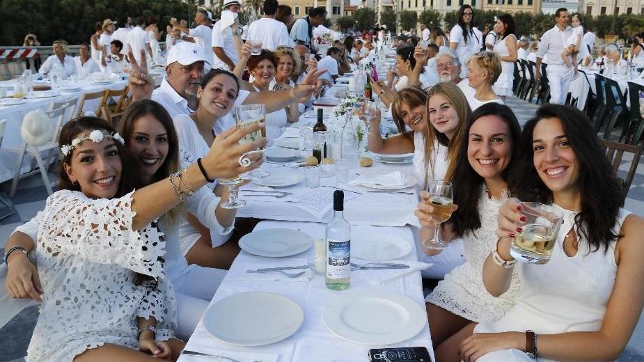 Una delle tavolate della "cena in bianco" alla Terrazza Mascagni (Repetti Pentafoto)