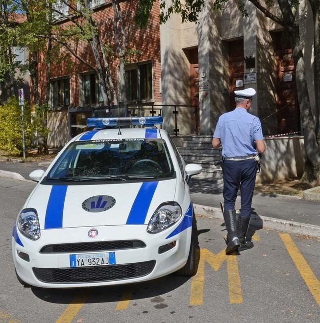 Bimbo resta chiuso in auto