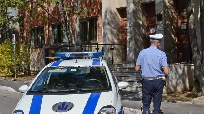 Bimbo resta chiuso in auto