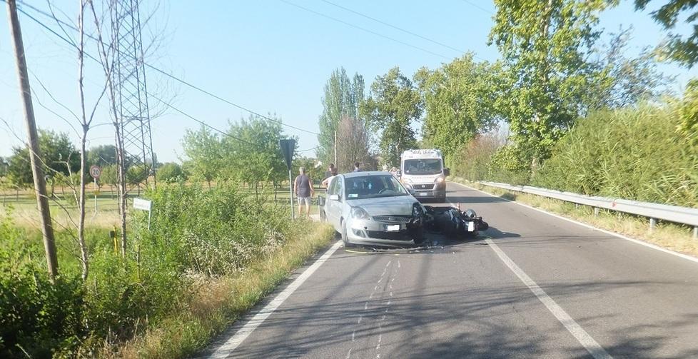 Frontale tra auto e scooter 