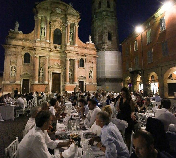 Tanti invitati alla cena degli sponsor 