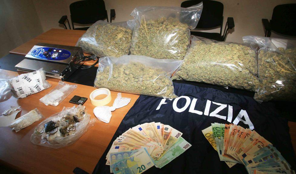 Sei chili di droga a casa della madre 