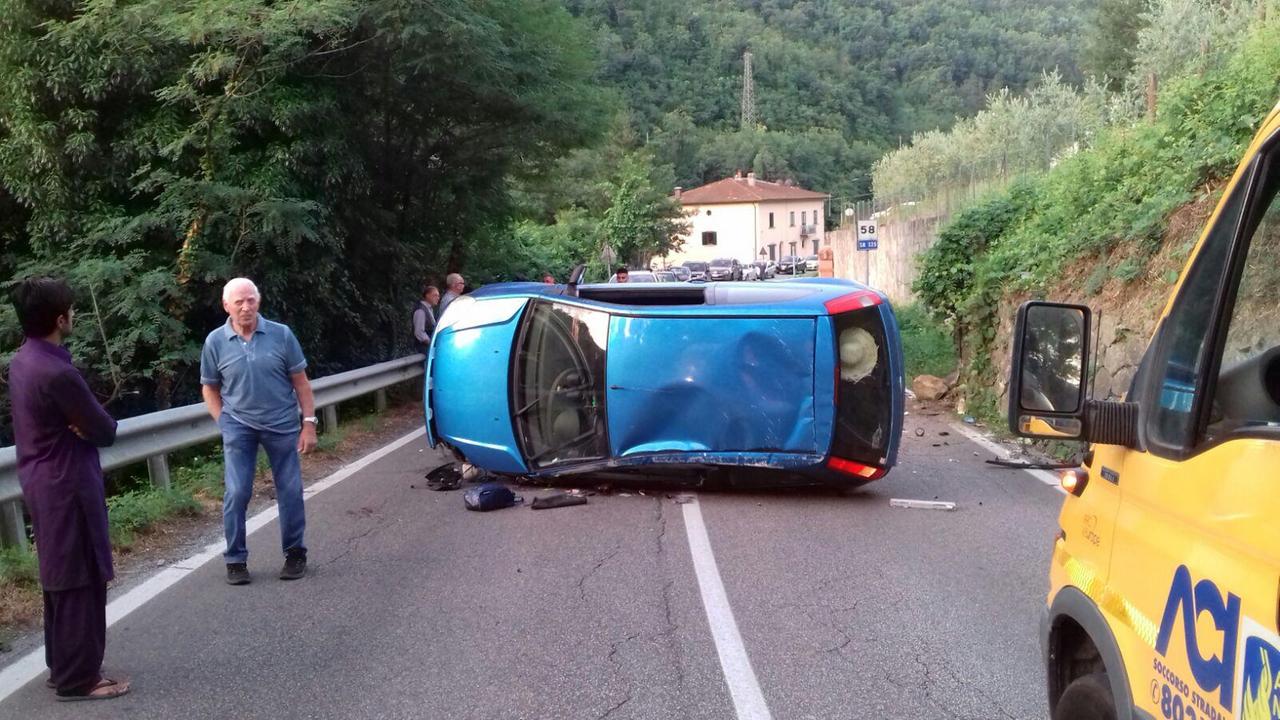 L'auto ribaltata sulla regionale 325