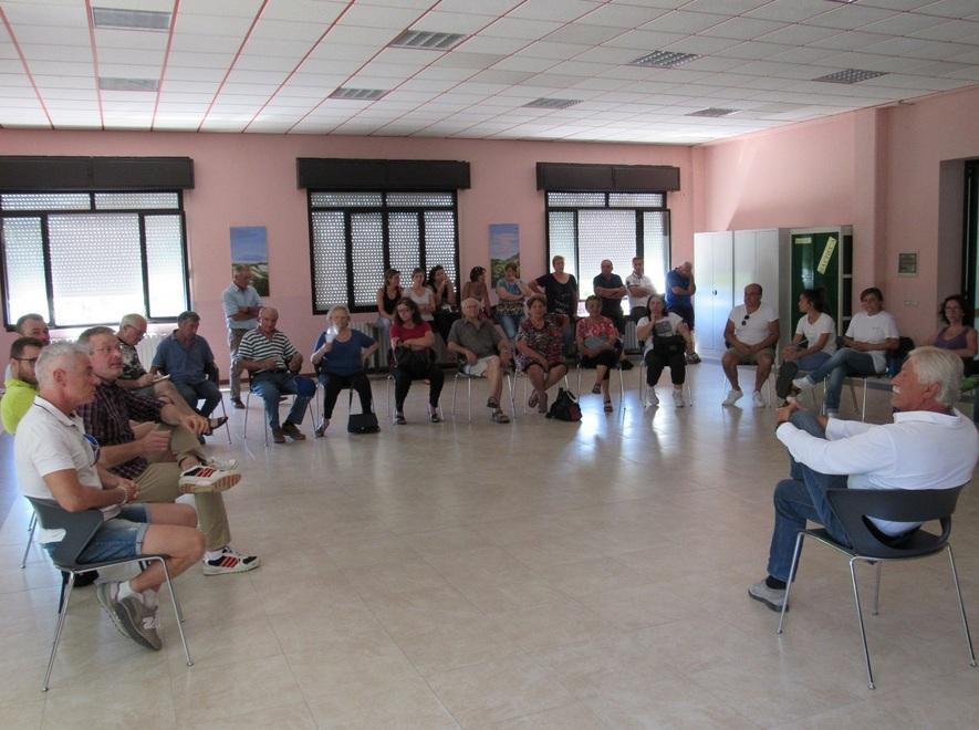 Morano dice no ai profughi e “assedia” il suo municipio  