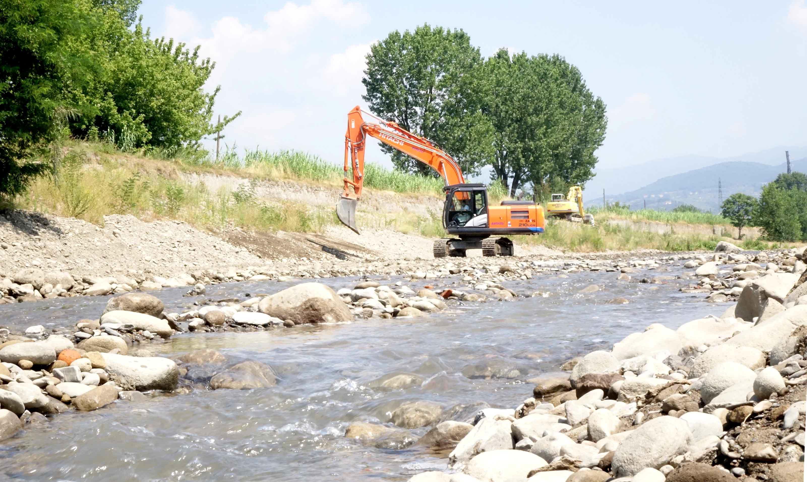 Lavori del Consorzio sull'Ombrone a Pistoia 