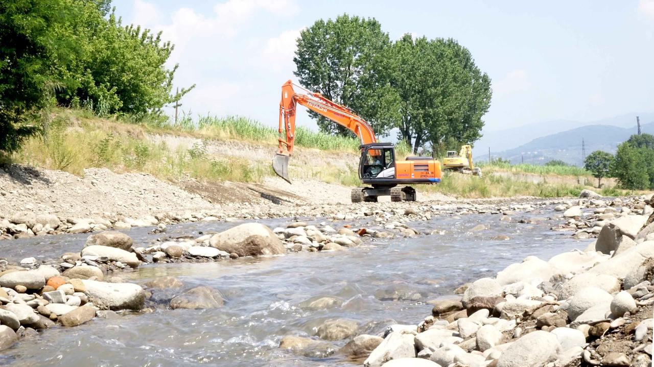 Lavori del Consorzio sull'Ombrone a Pistoia