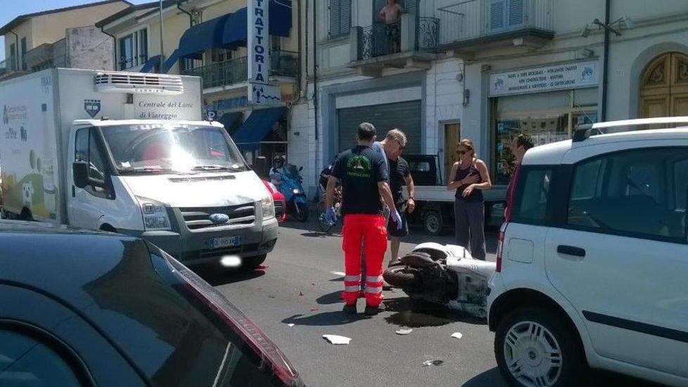 Viareggio, scontro camion-scooter