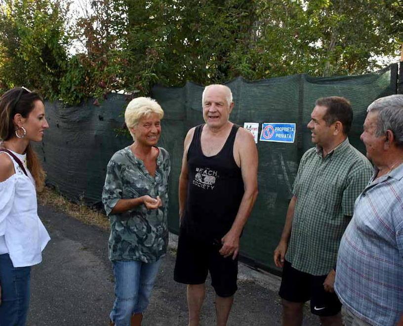 Un gruppo di abitanti di via Bulderini