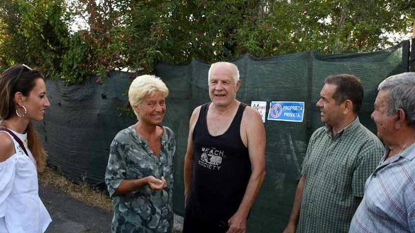 Un gruppo di abitanti di via Bulderini