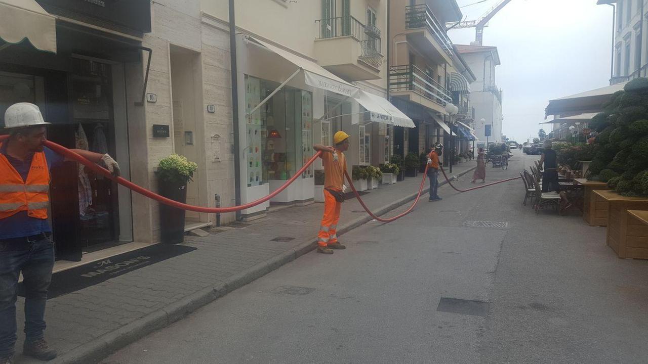 Gli operai dell'Enel al lavoro a Forte per riparare il guasto