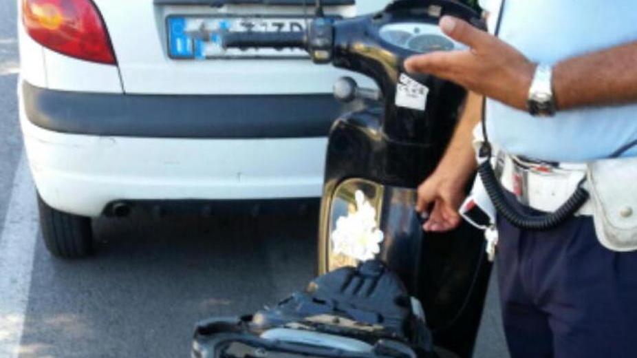 In sella a uno scooter rubato: due 13enni nei guai