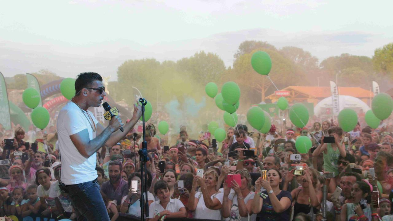 Francesco Gabbani durante l'esibizione alla Color Run di Lido (foto Ciurca/Paglianti)