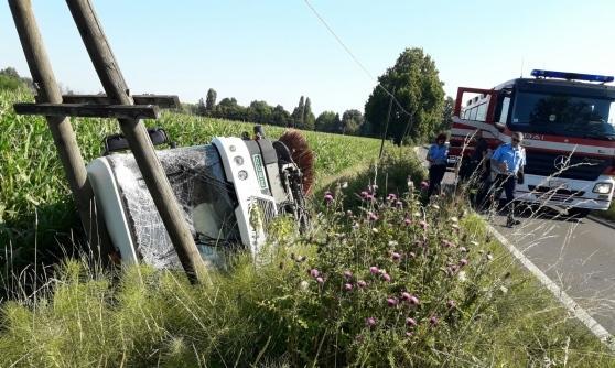Spazzatrice fuori strada, un ferito