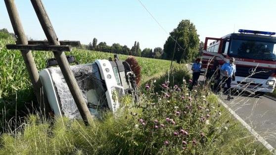 Spazzatrice fuori strada, un ferito
