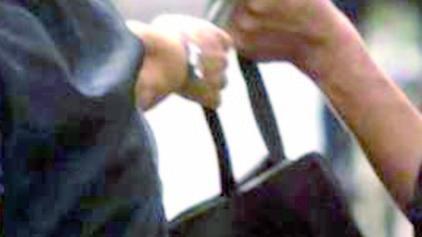 Prova a scipparla e le graffia il viso