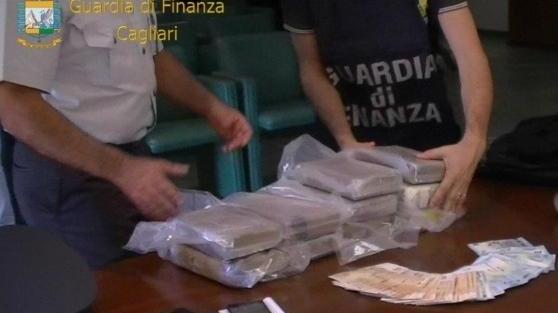 Maxisequestro in officina: 12 chili di cocaina 