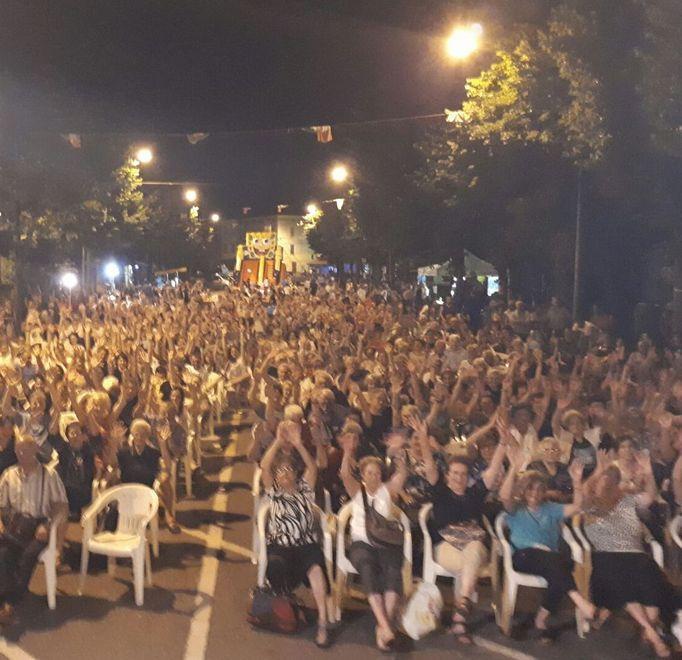 Gattatico, in piazza più di mille persone per il cabaret