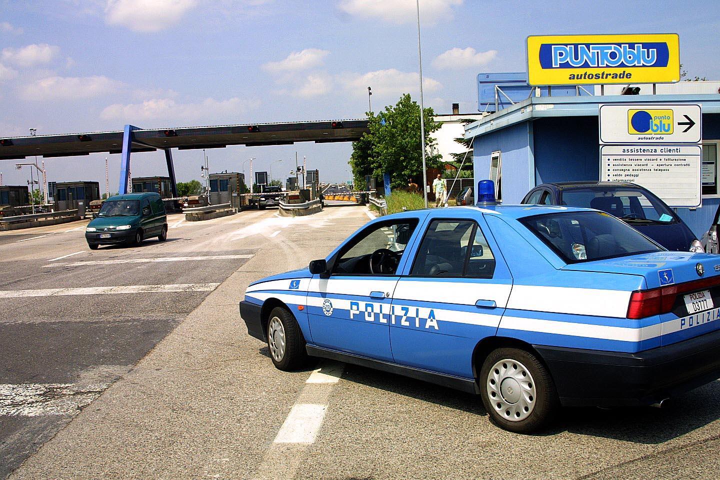 Una pattuglia della polizia di Stato al casello di Ferrara Sud