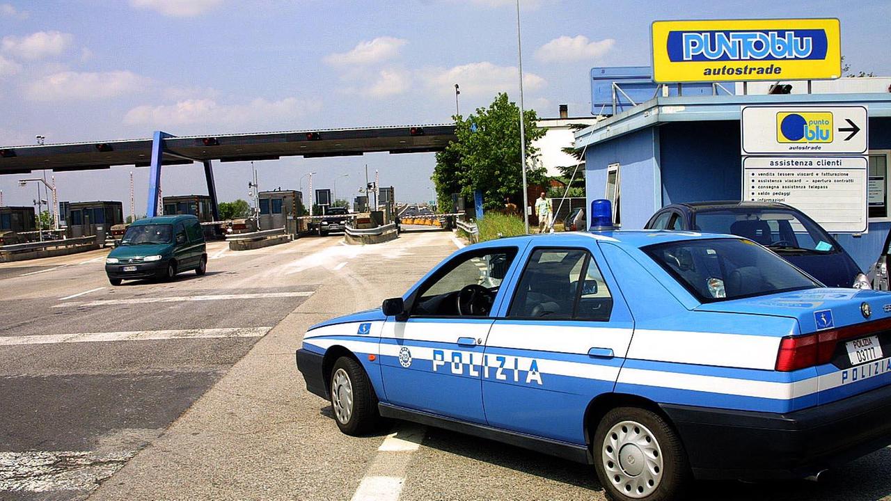 Una pattuglia della polizia di Stato al casello di Ferrara Sud