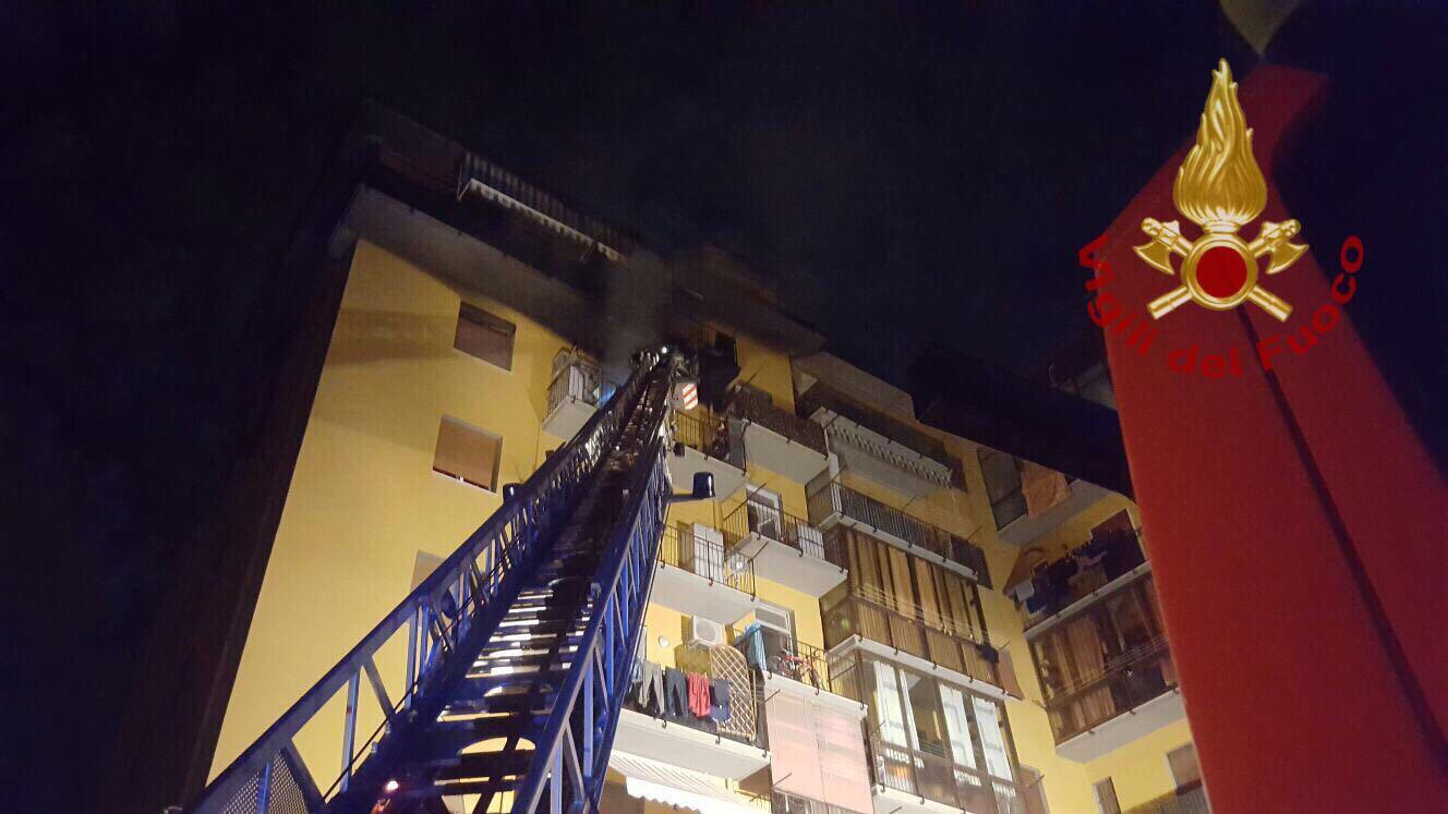 I soccorsi nel palazzo a sei piani dove c'è stato l'incendio (foto vigili del fuoco)